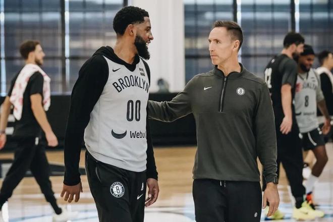 一些观众在 一些观众在